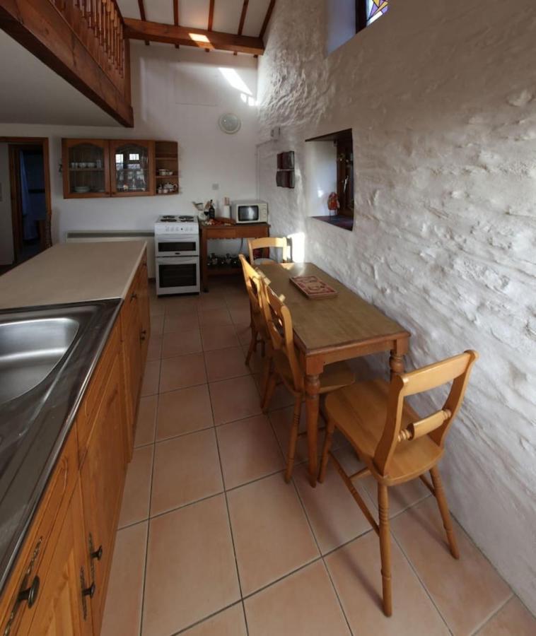 Inviting 2-Bed Cottage In Newcastle Emlyn Exterior foto