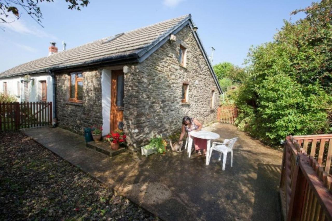 Inviting 2-Bed Cottage In Newcastle Emlyn Exterior foto